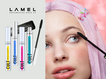 Applying mascara with a silicone brush